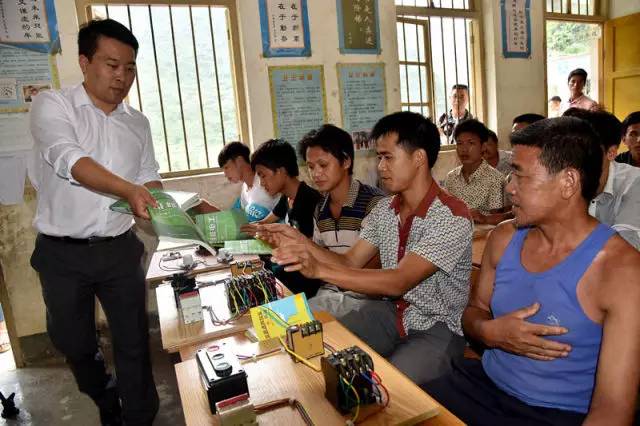 来党中央引领脱贫攻坚纪实pg模拟器试玩十八大以(图21)